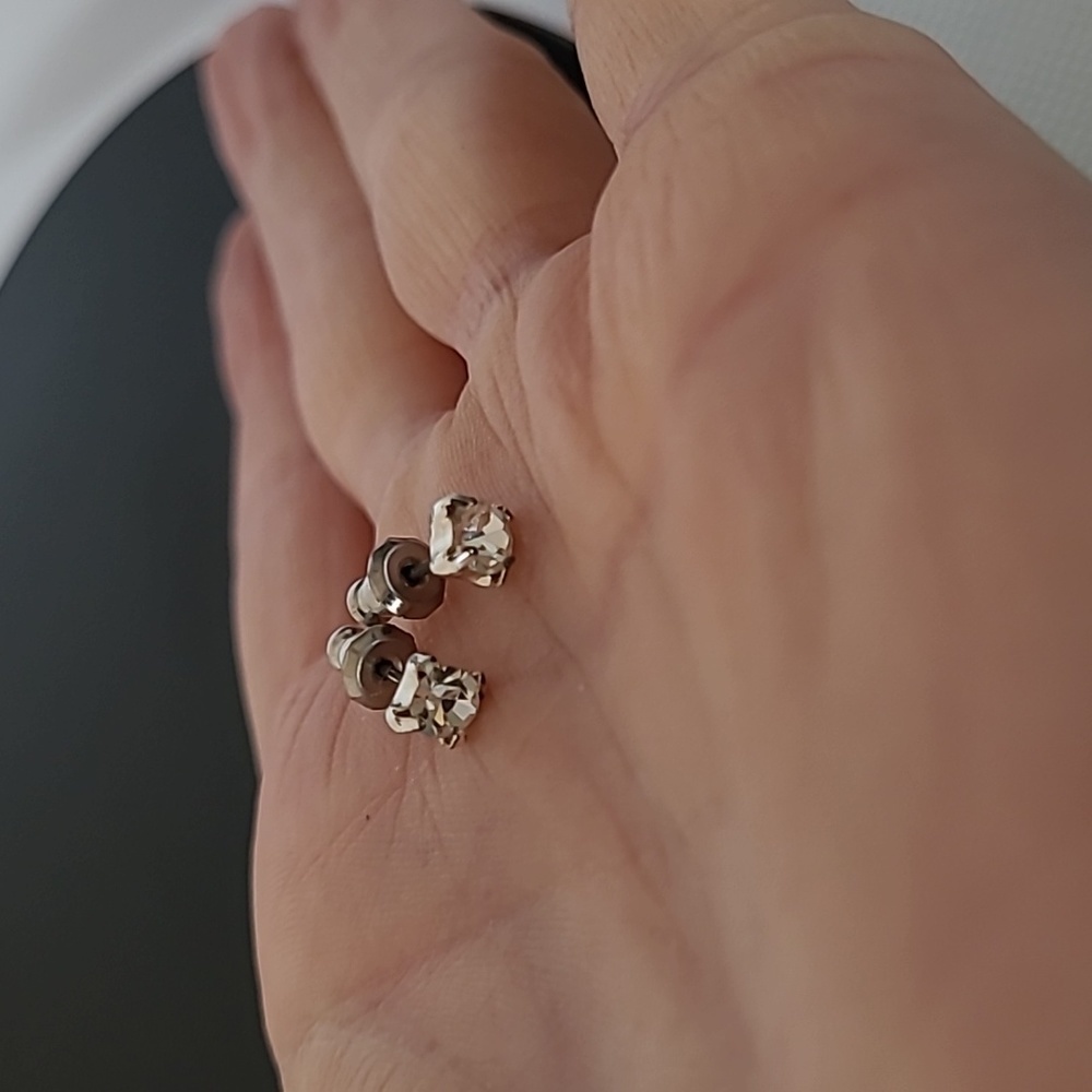 Vintage fashion jewelry cubic zirconia stones silver toned backing stud earrings
